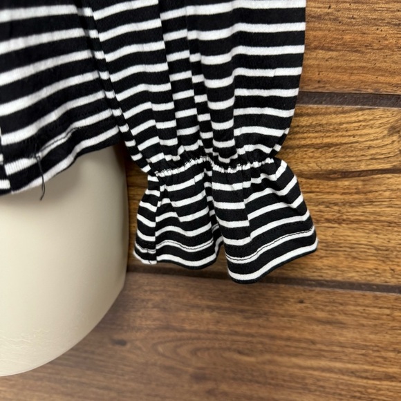 Zesica size small NWT Striped Black and White Women's Top - Picture 8 of 9